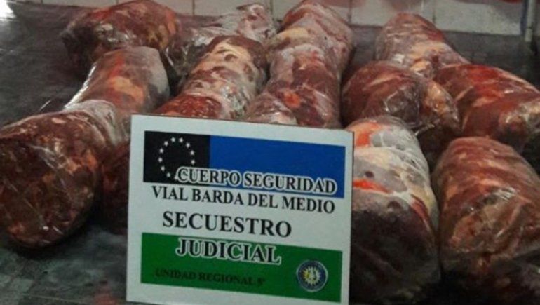 Lo atraparon con 200 kilos de carne ilegal escondidos en la camioneta