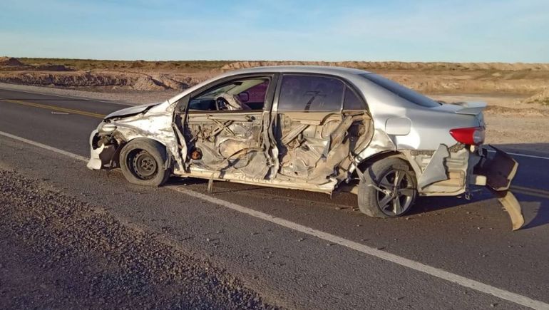 Ruta 67: fuerte choque entre una camioneta petrolera y un auto