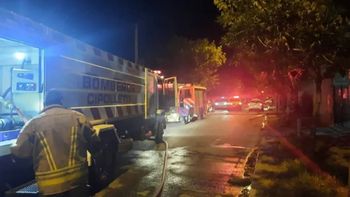 Los bomberos tuvieron un arduo trabajo para contener el fuego. Imagen de archivo.