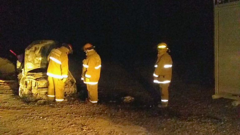 Un auto se prendió fuego en medio de la Ruta 151