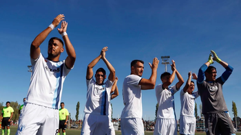 [copia] regional amateur: la amistad consiguio un triunfazo como visitante ante estudiantes unidos y corre con ventaja