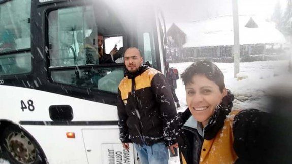 La colectivera que rescata autos en medio del temporal de nieve
