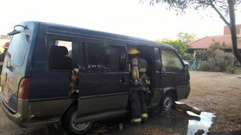 combi de turistas neuquinos se prendio fuego en las grutas