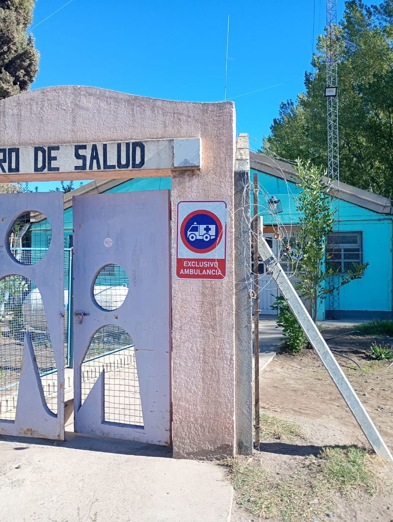 Con una rifa solidaria, los vecinos y el personal del Centro de Salud de Costa Norte buscan reparar el cerco perimetral de las instalaciones médicas. Hace un par de meses, ladrones se robaron la malla metálica, quedando solo los postes como testimonio del delito.