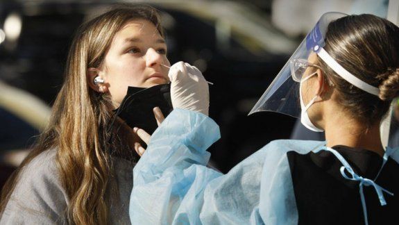 Argentina superó los 100 mil casos de COVID en un día