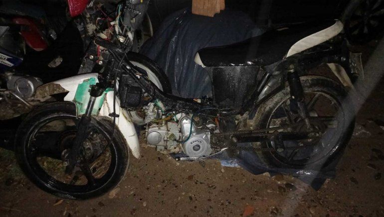 Iban en moto, intentaron escapar de la Policía y cayeron sobre la vereda