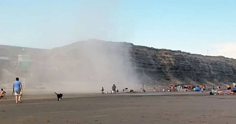 El susto en la playa por el derrumbe de un acantilado.