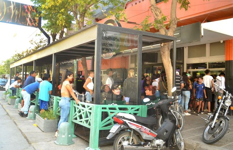 En ocho fotos: así se vivió el River-Boca en un bar de Cipolletti