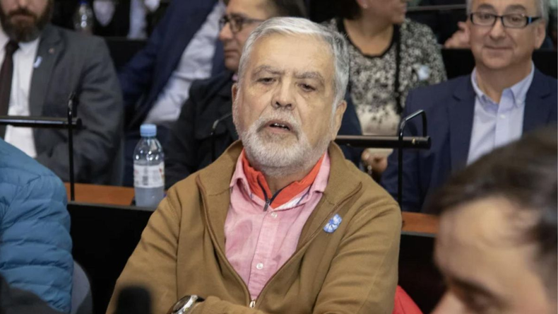 Julio De Vido detenido: se presentó en Comodoro Py para empezar a cumplir su condena | LMCipolletti.com Julio De Vido detenido: se presentó en Comodoro Py para empezar a cumplir su condena