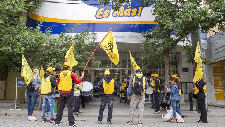 El Sindicato de Empleados de Comercio se movilizó por los despidos sorpresivos en Lucaioli y Saturno Hogar