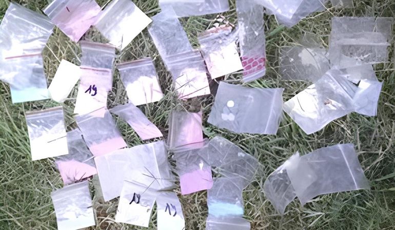 Las drogas encontradas dentro de las botas de la mujer, que fue detenida. Fue en la fiesta electrónica realizada en Fernández Oro. 