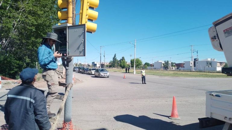 En el lugar se trabaja a destajo para resolver el desperfecto, suscitado por una cuestión de fuerza mayor. 