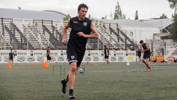 Por el momento, el experimentado defensor es el único refuerzo albinegro, que vuelve a entrenar hoy a las 19.