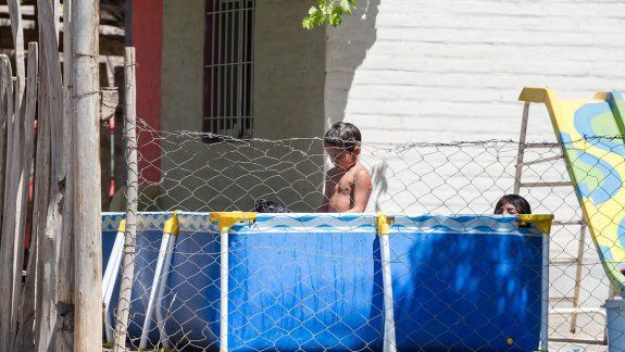 Refrescarse sin salir de casa, el gancho de las piletas de lona.