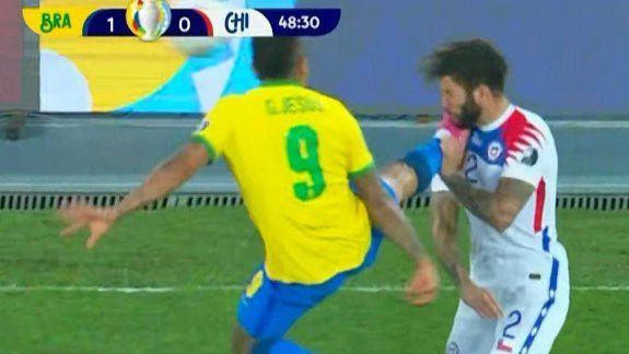 Video: la criminal patada karateca que dejó a Brasil con 10