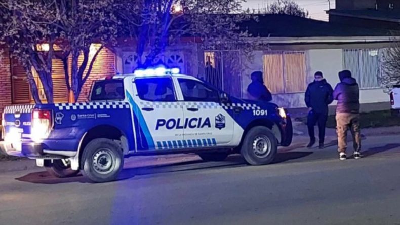 El operativo de la policía de Santa Cruz en la casa del ministro de Trabajo, donde se refugiaron los funcionarios que iban en la camioneta que chocó.