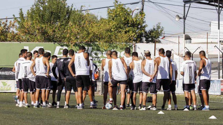 Piñas entre jugadores y sanción en la práctica del Albinegro
