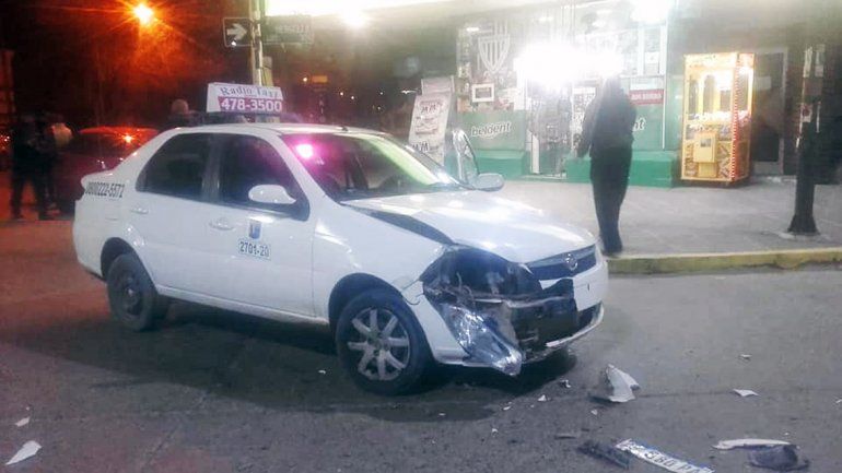 Se metieron en contramano y chocaron a un taxista