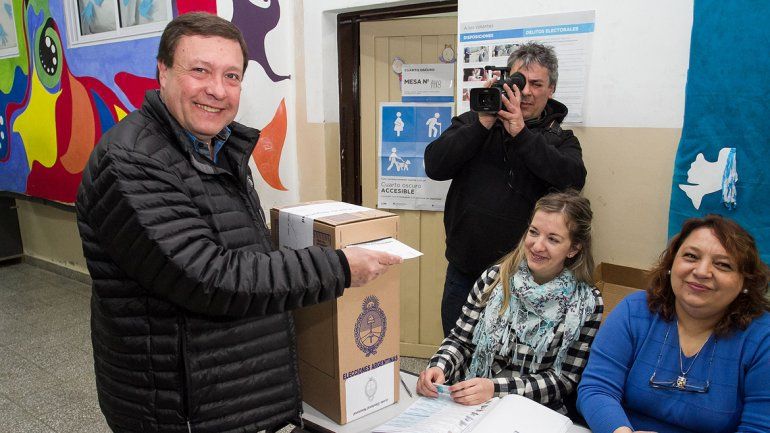 Alberto Weretilneck ya emitió su sufragio y pidió a los vecinos votar pensando en la provincia