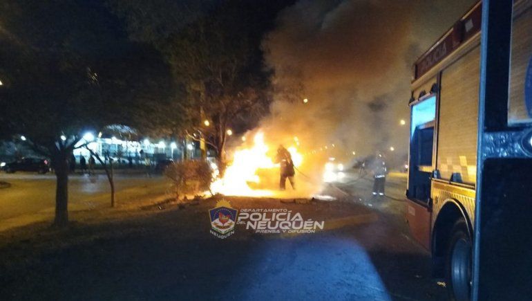 Un taxi se prendió fuego tras un choque múltiple