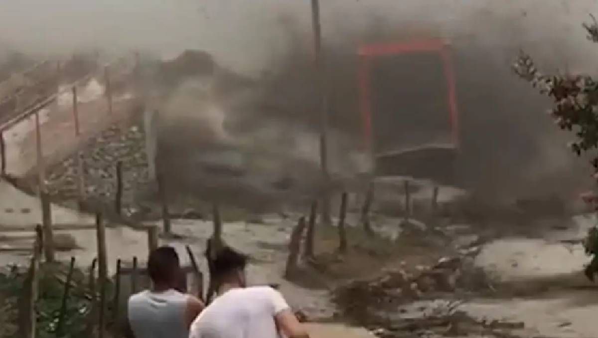 Video: un alud arrasó con un puente y una ciudad quedó incomunicada