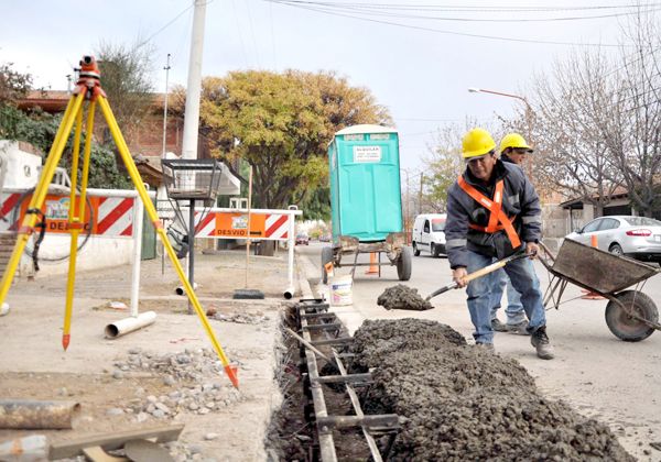Reparan calles y cordones cuneta