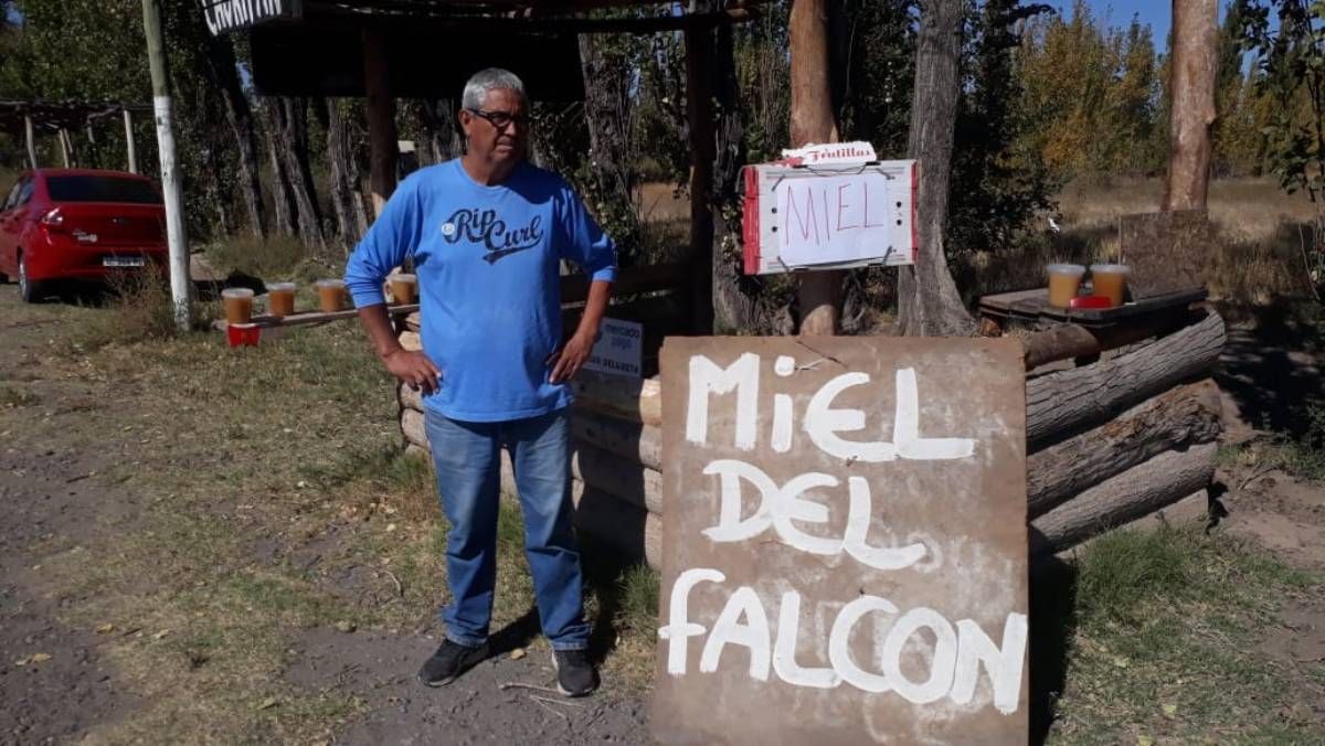 Miel del Falcón, el nuevo cartel para que los clientes lo reconozcan pese a que el coche ya no está.