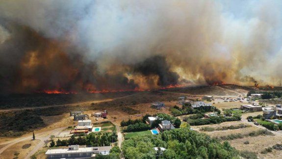 Evacuaron barrios de Las Grutas por el gran incendio