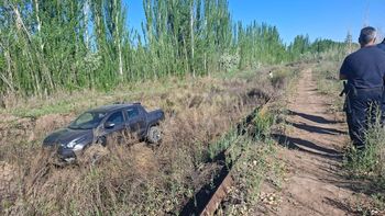 La camioneta robada apareció al costado de las vías, cerca de una toma de terrenos, en Ferri. 