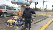 El puesto de alimentos de Miguel está en frente a la ex Ruta 22