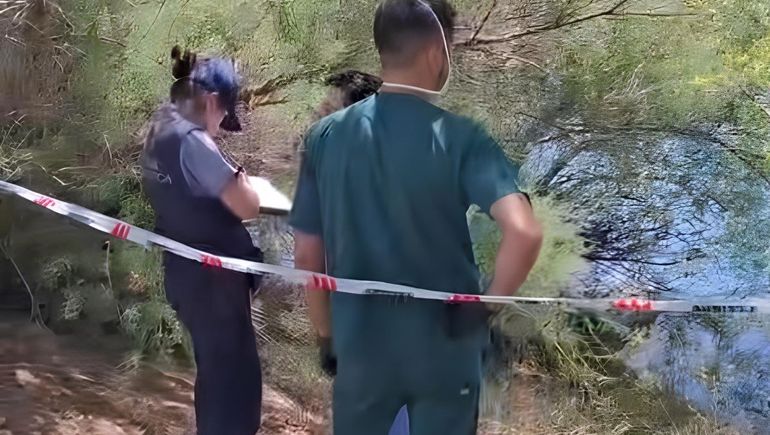 El operativo de seguridad realizado en el lugar de la costa del río Neuquén donde depositaron el cuerpo.&nbsp;