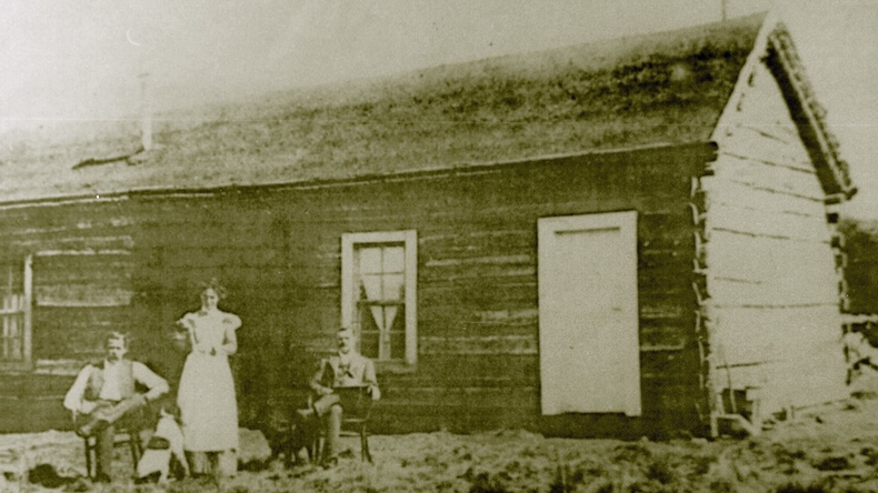 Butch Cassidy y Sundance Kid, junto con Etta Place, se mudaron a la Patagonia argentina en 1902, compraron una estancia en Cholila. | LMCipolletti.com Butch Cassidy y Sundance Kid, junto con Etta Place, se mudaron a la Patagonia argentina en 1902, compraron una estancia en Cholila.