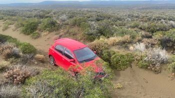 El Toyota Etios del hombre que era buscado desde el viernes a la noche estaba encajado en un camino rural de Chubut, en las afueras de Comodoro Rivadavia. | LMCipolletti.com El Toyota Etios del hombre que era buscado desde el viernes a la noche estaba encajado en un camino rural de Chubut, en las afueras de Comodoro Rivadavia.