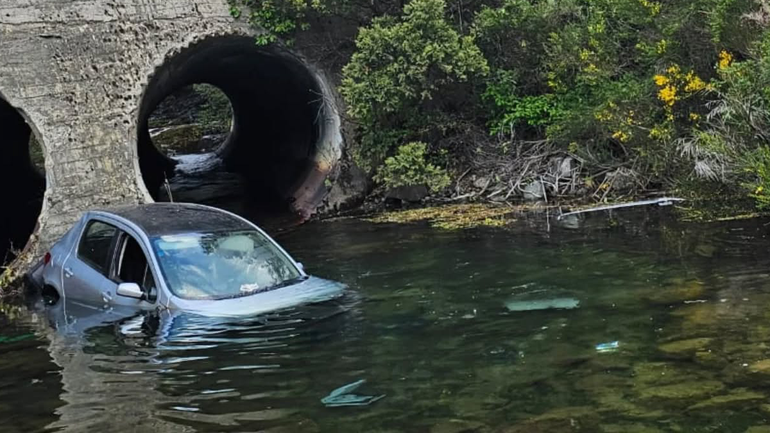 El conductor perdió el control del vehículo y cayó al arroyo Guillermo.&nbsp;