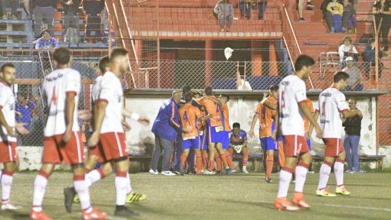 El festejo del gol del volante Fernando Fernández.