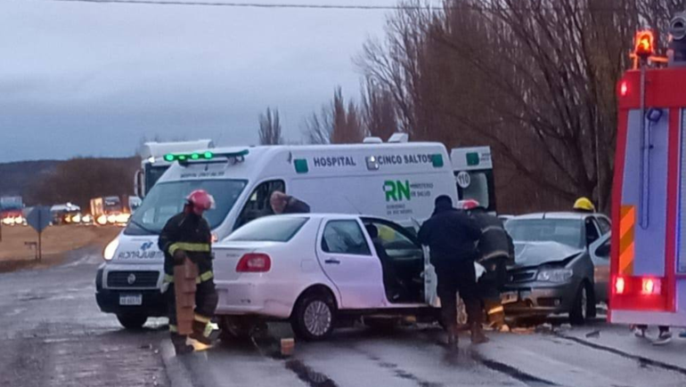 Los conductores fueron asistidos por Bomberos Voluntarios y trasladados de emergencia al Hospital local. Los conductores fueron asistidos por Bomberos Voluntarios y trasladados de emergencia al Hospital local.