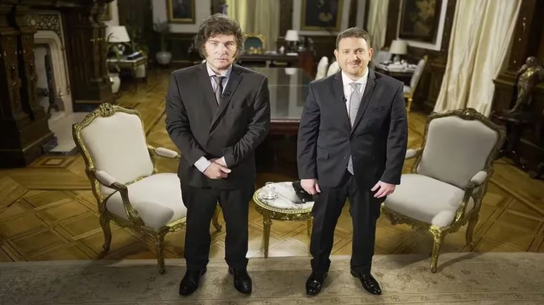 Javier Milei y Jonatan Viale. Según el Presidente, amigos. Según Viale, hubo un engaño.