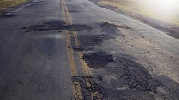 Pozos y baches en la Ruta 22 elevan el riesgo de daño en los cargamentos de fruta. | LMCipolletti.com Pozos y baches en la Ruta 22 elevan el riesgo de daño en los cargamentos de fruta.