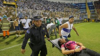 el salvador: una avalancha en un estadio de futbol dejo al menos 12 muertos
