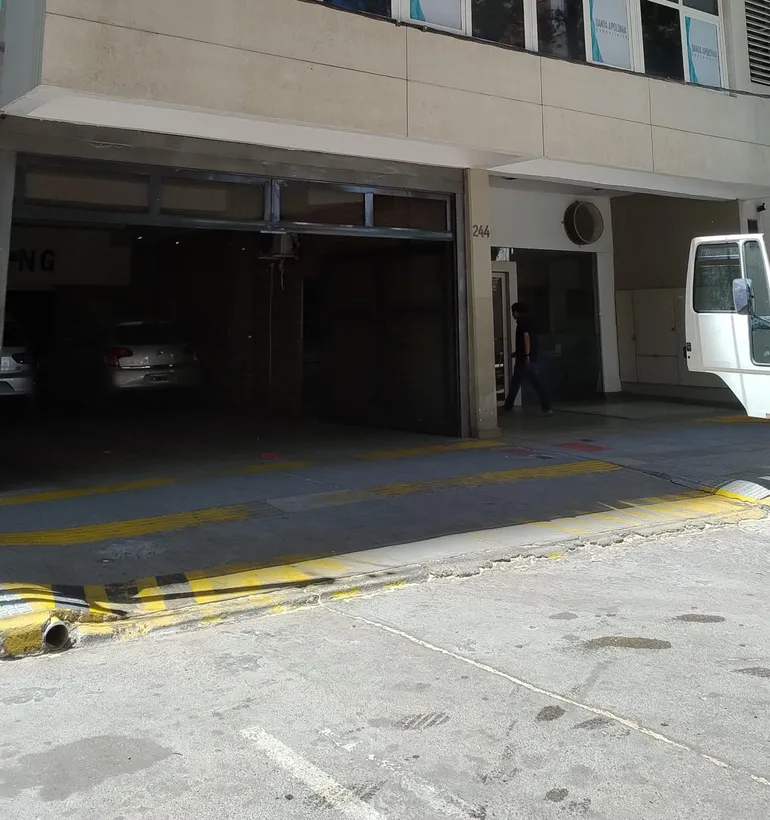 Pesadilla en Neuquén: cómo fue la maniobra para sacar los autos atrapados en una cochera del centro