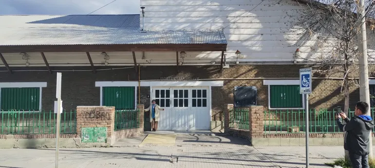 Diana en la puerta de la escuela 33, donde es una leyenda.