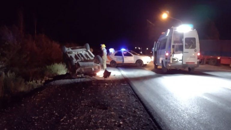 Chocó contra un carro transportado por un camión y volcó sobre la Ruta 151