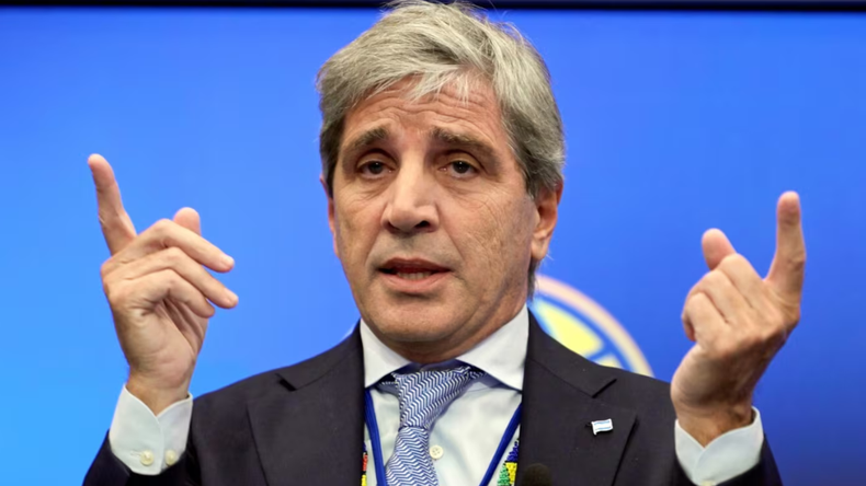 Luis Caputo es optimista y avizora que en agosto de 2026 la inflación podría empezar con 0. | LMCipolletti.com Luis Caputo es optimista y avizora que en agosto de 2026 la inflación podría empezar con 0.