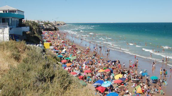 La playa, al fin llena para alivio de los operadores turísticos.