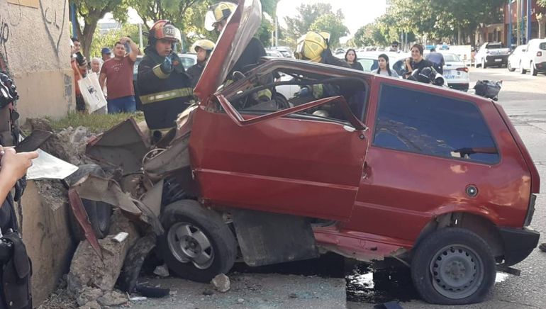 Impresionante siniestro en pleno centro de Roca.