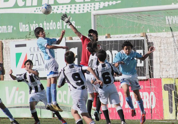 Atractivo cruce entre cipoleños en inferiores