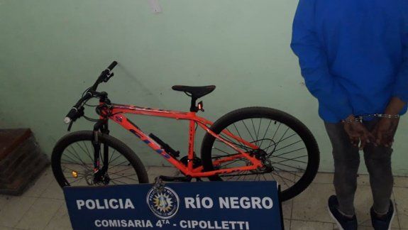 Le robaron la bici y los persiguió hasta que la Policía detuvo a uno
