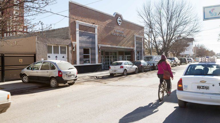 Los vecinos de calle Miguel Muñoz se cansaron de encontrar bolsas ajenas en sus canastos y se quejaron para que la casa fúnebre instale el suyo.