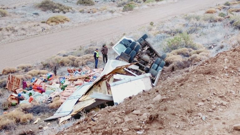 Ruta 237: murió un camionero tras un fuerte vuelco cerca de Piedra del Águila