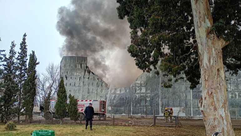 El fuego destruyó el depósito regional de La Anónima. La Fiscalía inició una investigación para determinar las causas del siniestro.&nbsp;